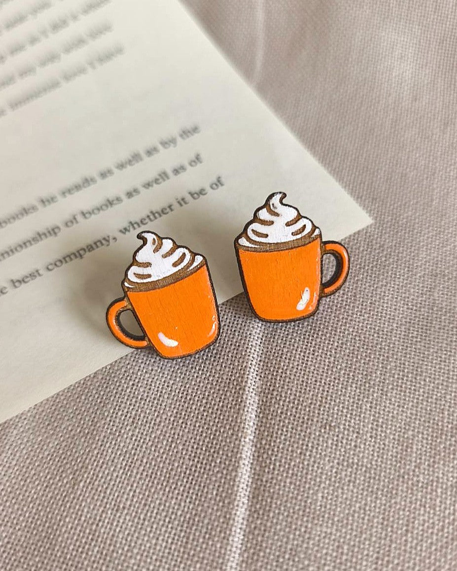 Stud wooden earrings with the shape of a mug of coffee