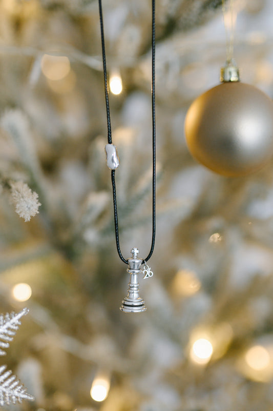 Γούρι Κολιέ 2026 Βασιλιάς Σκάκι - Ασημί