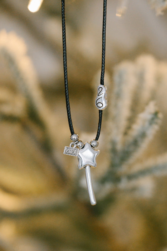 Γούρι Κολιέ 2026 - Μαγικό ραβδί (Ασημί)