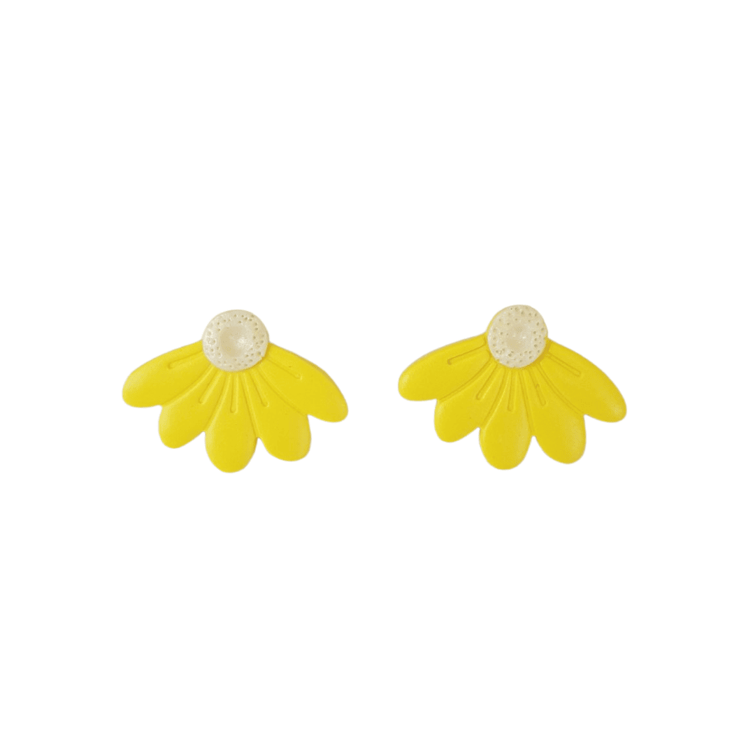 Χειροποίητα σκουλαρίκια από πολυμερικό πηλό σε σχήμα λουλουδιού και χρώμα κίτρινο.